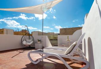 Casa Do  a Carmela GuestHouse - Adults Only allows 18 year olds to book a room