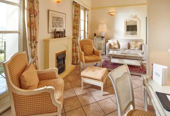 H  tel La Grande Bastide allows 18 year olds to book a room