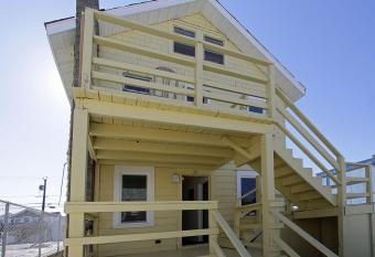 Shore Beach Houses - 38 C Lincoln Avenue allows 18 year olds to book a room