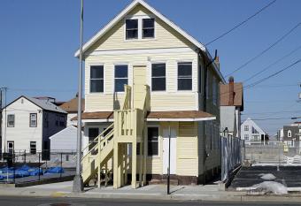 Shore Beach Houses - 38 B Lincoln Ave allows 18 year olds to book a room