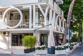 Hotel Hollywood has Balcony rooms