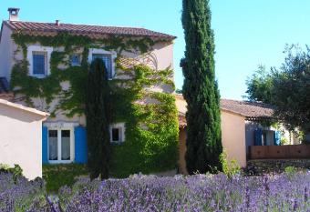Le clos des lavandes-Luberon allows 18 year olds to book a room