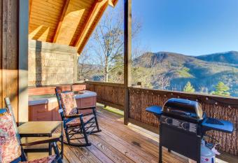 Barbie Ann's Hideaway Cabin has Balcony rooms