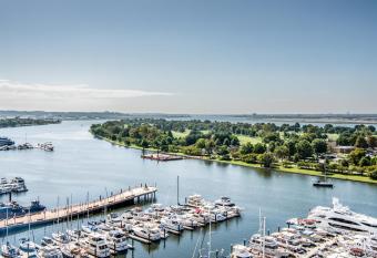 Intercontinental Hotels Washington D.C. - The Wharf By IHG has rooms with a private hot tub