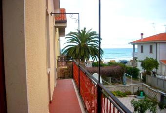 2 bedrooms house at Contrada Termini 3 m away from the beach with sea view and balcony has Smoking/Balcony rooms