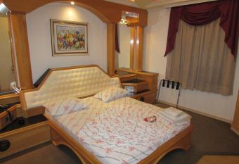 Pleasant Place Hotel has rooms with a private hot tub