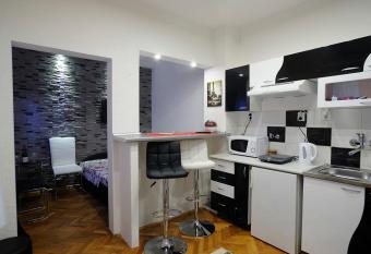 Apartment Rinaldi allows 18 year olds to book a room