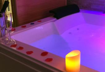 Hotel Terme Neronensis has rooms with a private hot tub