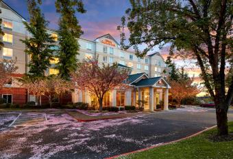 Hilton Garden Inn Portland/Lake Oswego allows 18 year olds to book a room