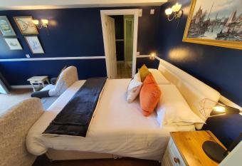 The Snooty Fox allows 18 year olds to book a room