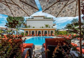 Luxury Oasis Apartment has Balcony rooms