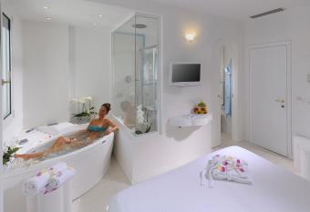 Hotel Al Cavallino Bianco has rooms with a private hot tub