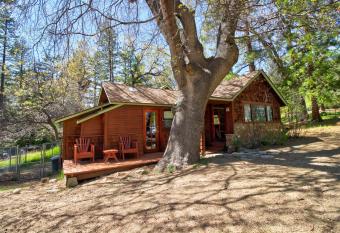 Big Oak Retreat has rooms with a private hot tub