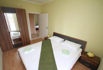 Apartment Franusic has rooms with a private hot tub