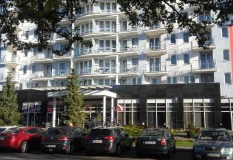 Apartament 456 has rooms with a private hot tub