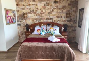 Black Point Beach Club has rooms with a private hot tub