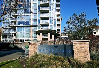 Waterscape - Downtown Kelowna has rooms with a private hot tub