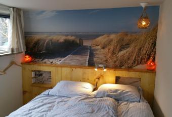 In de Stad, en rustig als op het Platteland allows 18 year olds to book a room