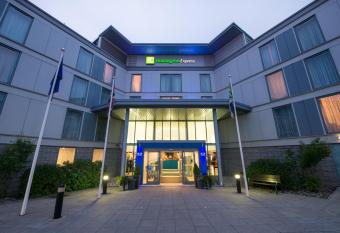 Holiday Inn Express London Stansted Airport, an IHG Hotel allows 18 year olds to book a room