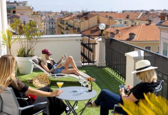 H  tel Byakko Nice allows 18 year olds to book a room