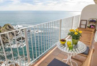 CapSaSalBegur 74 Terraza sobre el Mar apart allows 18 year olds to book a room