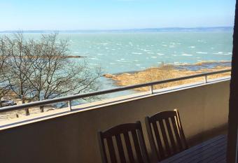 Club 218 Wellness Luxus Apartman has Balcony rooms