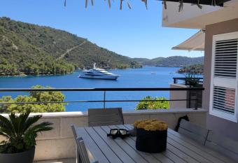 Apartmani Iva Lastovo has Balcony rooms