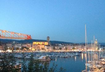 Accostage Vieux-Port - Appartements & Parking allows 18 year olds to book a room