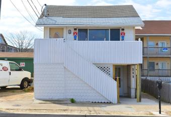 Shore Beach Houses - 111 Lincoln Ave allows 18 year olds to book a room