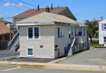 Shore Beach Houses - 122 A Franklin Avenue allows 18 year olds to book a room