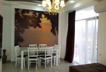 Georgia, Apartament in Batumi Sh.Khimshiashvili N 1 has rooms with a private hot tub