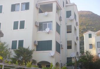 Apartman Ozi has Balcony rooms