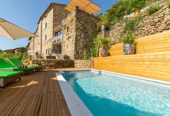 La Calade Chambres d H  tes & Espace Bien-Etre allows 18 year olds to book a room