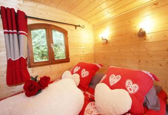 Escale Cocooning has rooms with a private hot tub