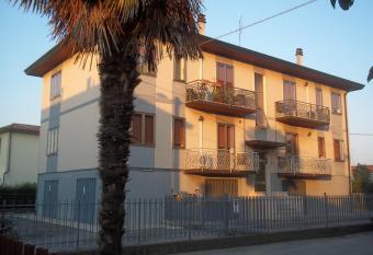 Appartamento Gronda Lagunare allows 18 year olds to book a room