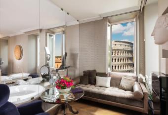 Hotel Palazzo Manfredi     Small Luxury Hotels of the World has rooms with a private hot tub