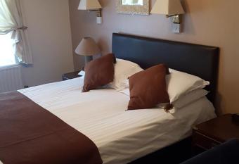 The Sportsmans Inn Limited allows 18 year olds to book a room