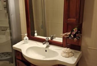 B&B President Palace has rooms with a private hot tub