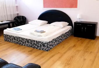 ETNA - Hostel -Noclegi Rzesz  w has rooms with a private hot tub