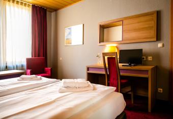 Hotel Fr  nkischer Hof allows 18 year olds to book a room