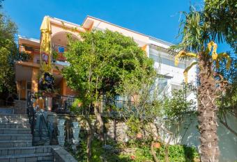 House Goran has Balcony rooms