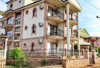 Stone Hill Hotel allows 18 year olds to book a room