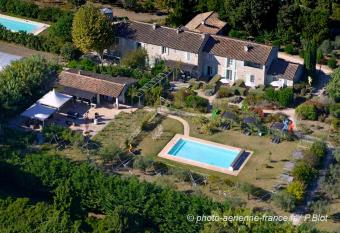 Mas des Figues #PhilippeArtist #bio-organiccertified #potagerbio #huiledolivebio #mediterraneandietbrunch #farmtofork #homemadecooking #biodiversity #roseraie #ecologicalgarden #agritourism #ecotourism #farmstay #guesthouse #saintremydeprovence #Alpilles has Balcony rooms