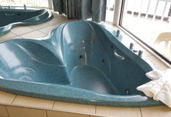 The Schooner Inn has rooms with a private hot tub