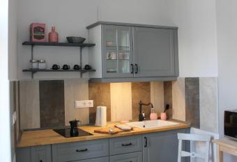   v  ros Apartman has Balcony rooms