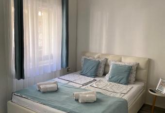 Center Cosy Vintage Apartment allows 18 year olds to book a room