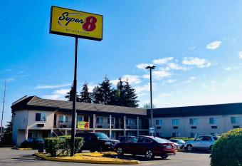 Super 8 by Wyndham Lynnwood allows 18 year olds to book a room