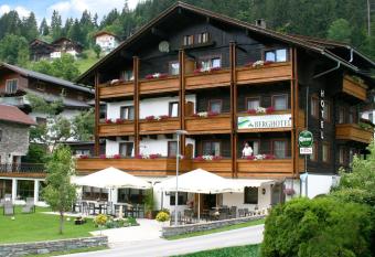 Das kleine Berghotel allows 18 year olds to book a room