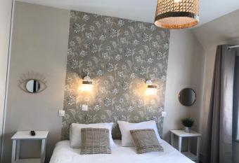 H  tel de charme Equinoxe allows 18 year olds to book a room