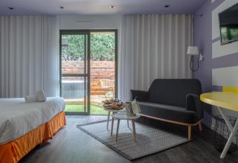 Logis Domaine du Moulin Cavier has rooms with a private hot tub